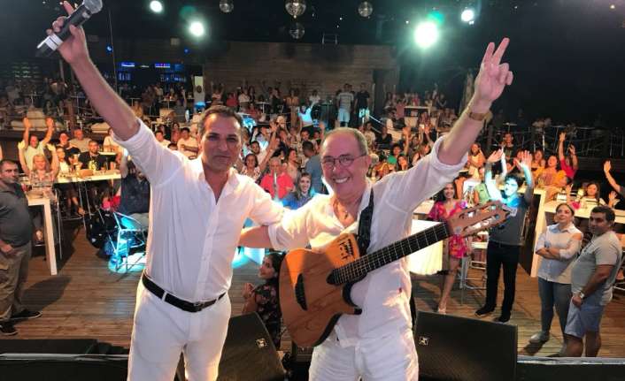 Bodrum’da tatil yapan ünlü sanatçı Rafet El Roman, arkadaşı Sinan