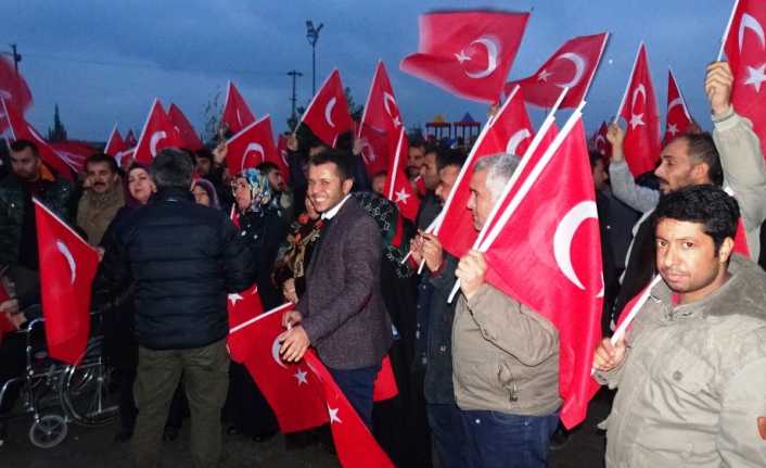 Suriye sınırının sıfır noktasında bulunan Şanlıurfa’nın Ceylanpınar ilçesinde vatandaşlar, ellerindeki