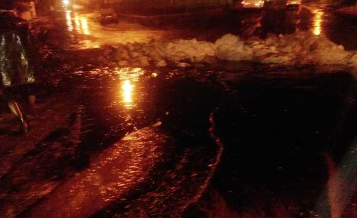Şırnak Hakkari karayolu şiddetli yağış sonrası meydana gelen heyelan nedeniyle