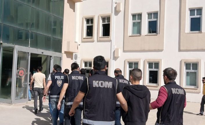 Şırnak ve İstanbul’da uyuşturucu tacirlerine düzenlenen eş zamanlı operasyonda gözaltına