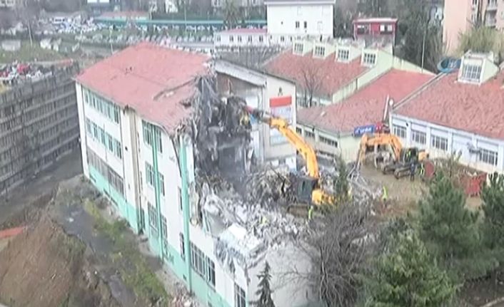 Şişli Endüstri Meslek Lisesi’nin, yan tarafındaki inşaat çalışmaları nedeniyle çökme