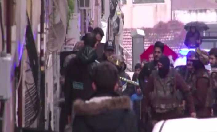 Şişli’de akli dengesinin bozuk olduğu iddia edilen bir şahıs, evinin