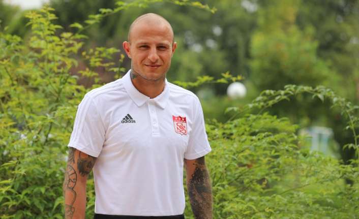 Spor Toto Süper Lig ekiplerinden Demir Grup Sivasspor’un orta saha
