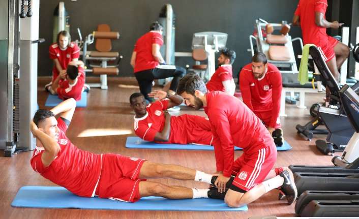 Yeni sezon hazırlıklarını Bolu’da sürdüren Demir Grup Sivasspor’da futbolcular salonda