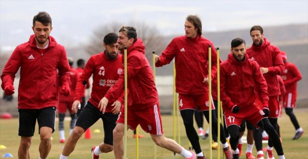 Spor Toto Süper Lig ekiplerinden Demir Grup Sivasspor'un teknik direktörü