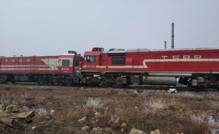 Sivas’ın Ulaş ilçesinde yük treni ile yolcu treni çarpıştı. Kazada