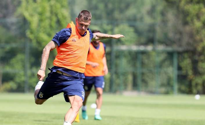 Fenerbahçe’nin Slovak stoperi Martin Skrtel, taraftarın ilgisine bir an önce