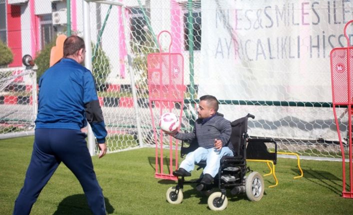 Eski Galatasaraylı futbolcu Wesley Sneijder, Eskişehirspor Sosyal Medya Sorumlusu Burak