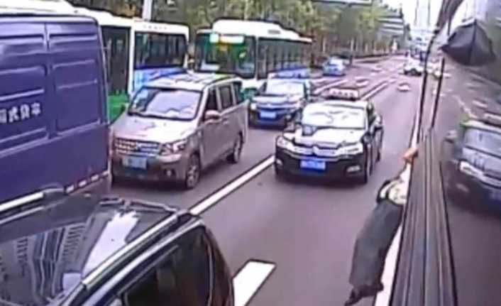 Şoför kapıyı açmayınca camdan çıktı. 