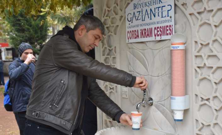 Gaziantep Büyükşehir Belediyesi tarafından hastane ve üniversite bahçelerine kurulan çorba