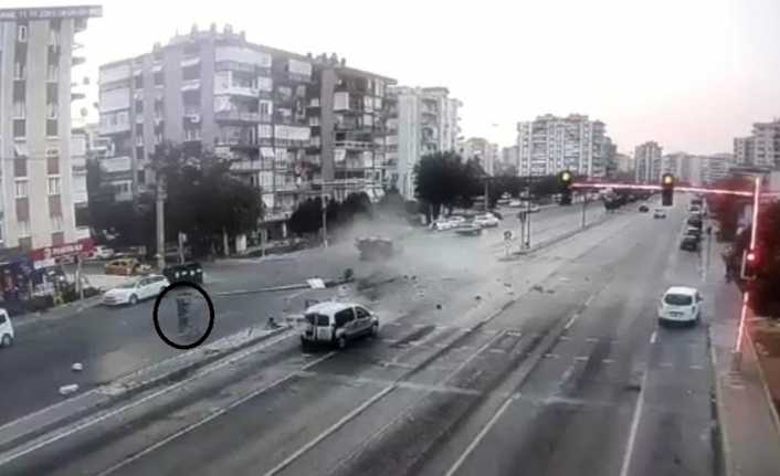 İzmir’in Karşıyaka ilçesinde kamyonet, önce kırmızı ışıkta bekleyen hafif ticari
