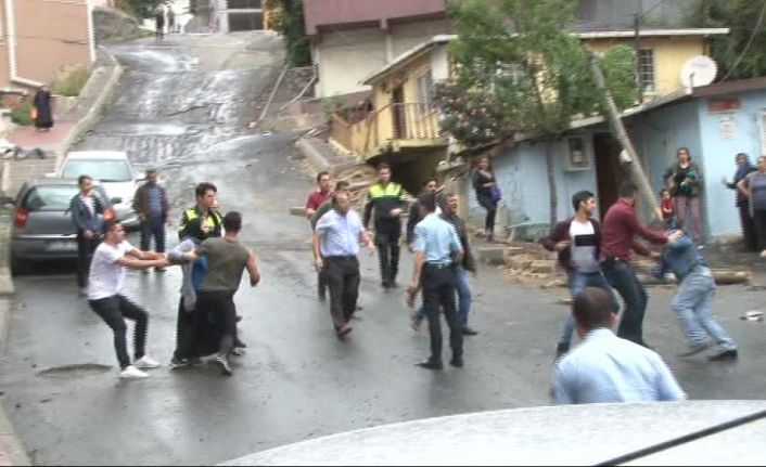 Kağıthane’de yokuş aşağı inen hafriyat kamyonu yağışın etkisiyle kayarak bir