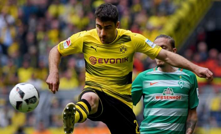 Borussia Dortmund’da forma giyen Yunan stoper Sokratis Papastathopoulos, İngiliz ekibi