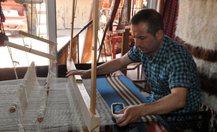 Batman’ın tarihi ilçesi Hasankeyf’te faaliyet gösteren son dokuma tezgah ustaları