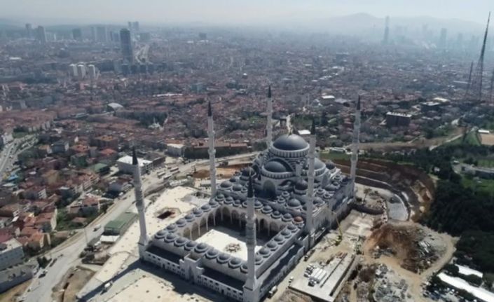 Çamlıca Camii’nin kubbeleri ile minarelerinin yapımı tamamlanırken birçok noktasında çalışmaların