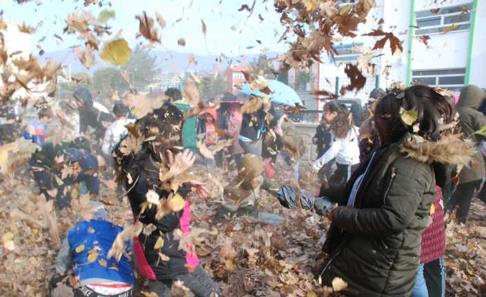 Tokat’ta ’Sonbahara veda, kışa merhaba’ etkinliğinde öğrenciler, okul girişine dökülen