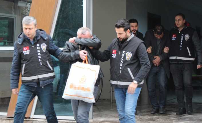 Kocaeli’de sosyal medya üzerinden tanıştıkları genç kızlara kendilerini fotoğrafçı olarak