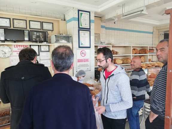 Erzincan’da Ramazan pidesi almak isteyen vatandaşlar fırınların önünde uzun kuyruklar