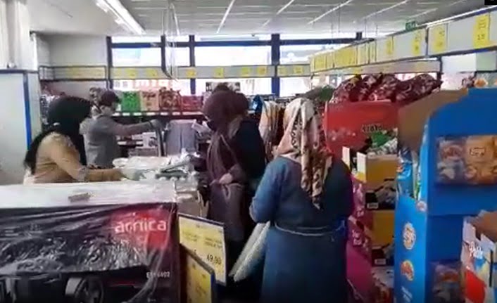 Erzincan’da bir marketin yaptığı kampanyalı ürünlerden almak isteyen vatandaşlar Korona