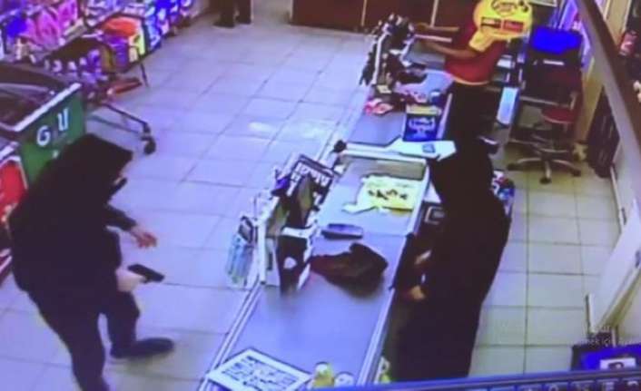İstanbul Gaziosmanpaşa’da bir süpermarket zincirini soyan eli silahlı soyguncu, üçüncü