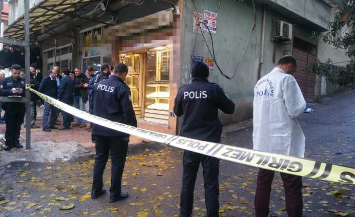 Gaziantep’te maskeli ve silahlı iki soyguncuyu püskürtmeye çalışan kuyumcu, kovaladığı