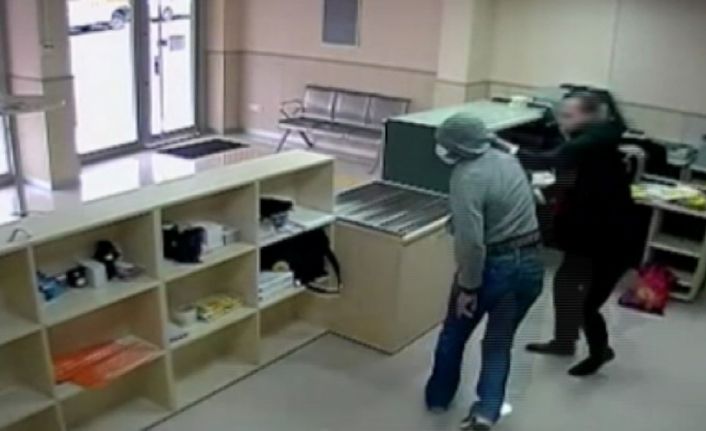 İstanbul Ataşehir’de yüzünde maske ve elindeki bıçakla güpegündüz girdiği PTT