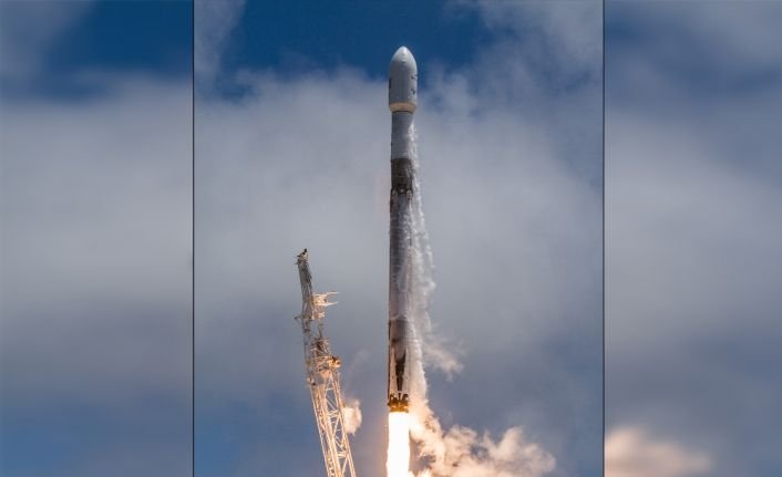 SpaceX firması, Falcon 9 roketiyle 7 uyduyu uzaya fırlatarak bir
