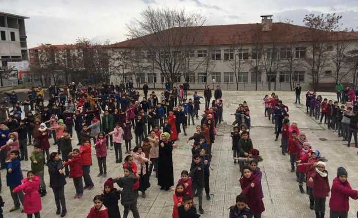 Erzincan’da öğrenciler güne spor yaparak başlıyor. Erzincan merkezde bulunan Şehit