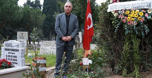 Bulgar futbolcu Hristo Stoichkov, yakın arkadaşı Naim Süleymanoğlu'nu mezarı başında