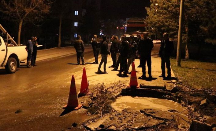 Kayseri’nin Melikgazi ilçesinde 13 yaşındaki çocuk, su borusunun patlaması sonucu