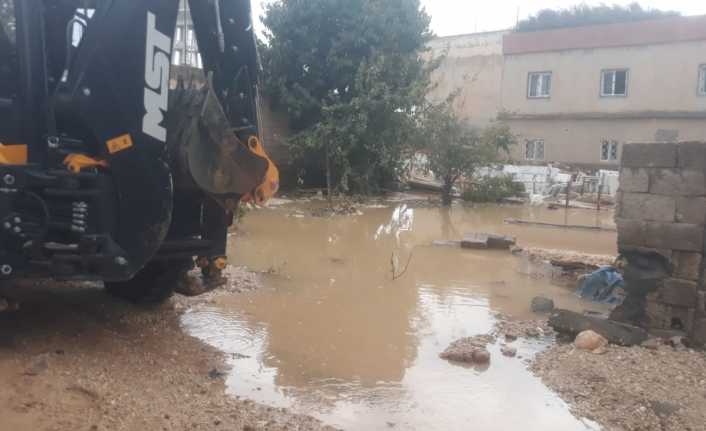 Mardin’in Artuklu ilçesinde Beyazsu’dan gelen içme suyu boru hattının patlaması