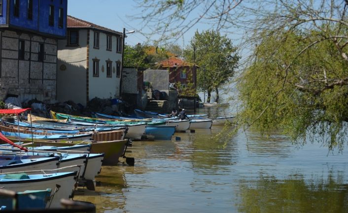 Dünyanın en güzel köyleri arasında gösterilen Uluabat Gölü kenarındaki Gölyazı
