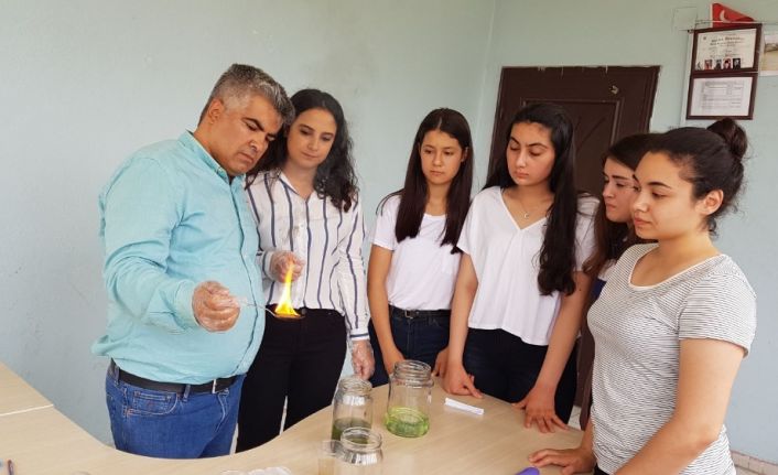 Osmaniye’nin Kadirli ilçesinde iki fen bilgisi öğretmeni, öğrencileri ile birlikte