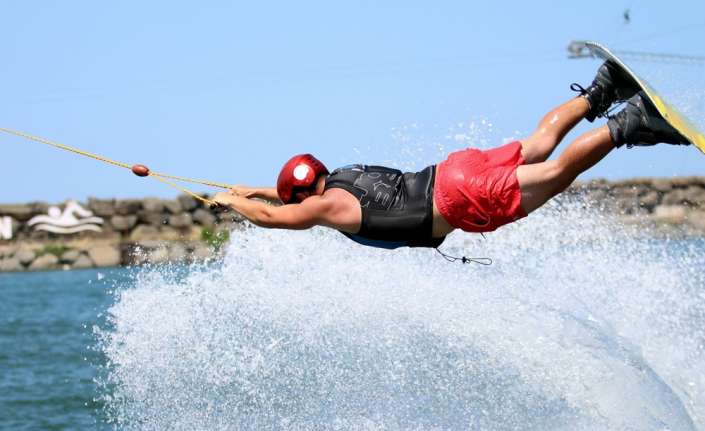 Türkiye’nin ilk ve tek deniz üzerindeki su kayağı merkezindeki adrenalin