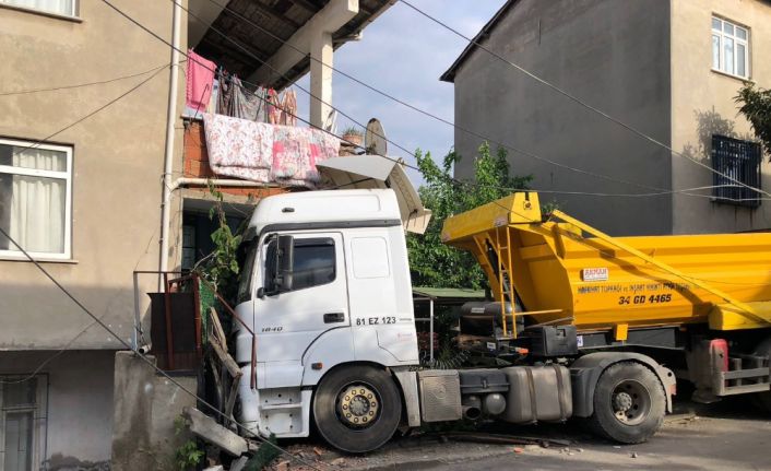 Sultanbeyli’de sürücüsünün park etmeye çalıştığı tırın freni boşalınca 2 katlı