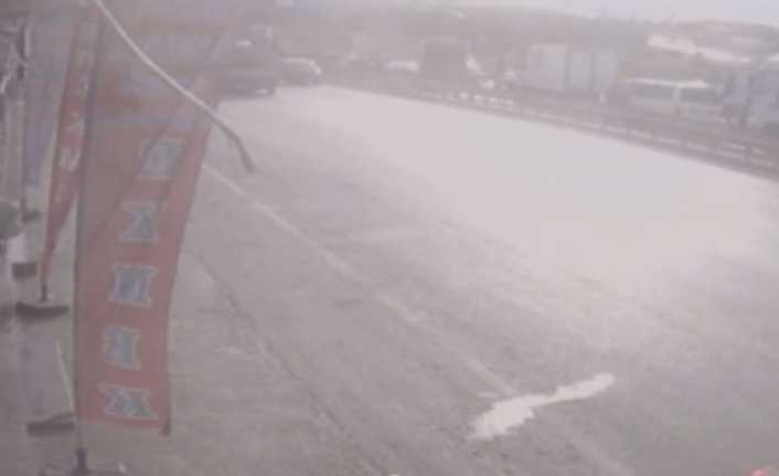 Sultangazi-Arnavutköy bağlantı yolunda beton mikserinin devrilme anı kameralara yansıdı. 