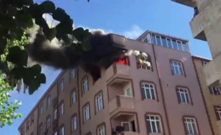 İstanbul Sultangazi’de 3 katlı bir binanın çatı katında yangın çıktı.