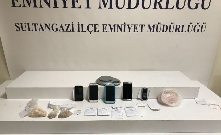 İstanbul Sultangazi’de Asayiş Büro Amirliği Ekipleri uyuşturucu ticareti yapan 2