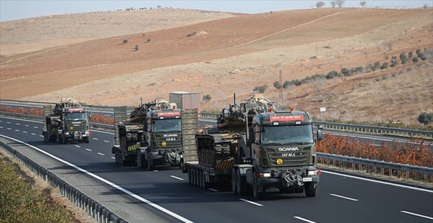 Çoğunluğu tank ve zırhlı personel taşıyıcılardan oluşan 15 araçlık konvoy,