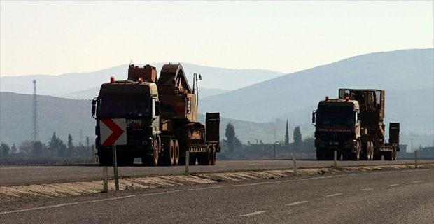 Hatay'ın Suriye sınırına askeri araçlar ile iş makineleri sevk edildi.
