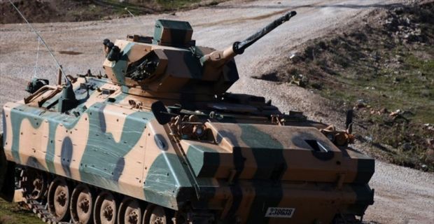 Suriye sınırında konuşlu birliklere takviye amaçlı gönderilen askeri araçlar, Kilis'e