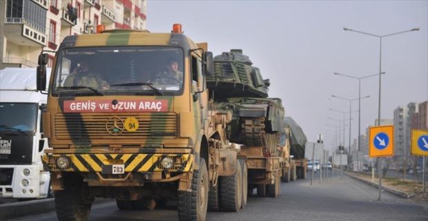 Suriye sınırındaki birliklere takviye olarak gönderilen obüs ve tank yüklü