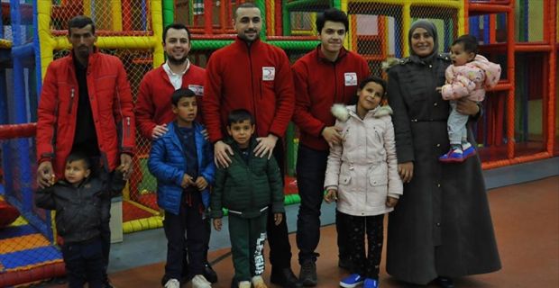 Ülkelerindeki iç savaş nedeniyle Rasulayn'daki evlerini terk ederek Türk Kızılayının