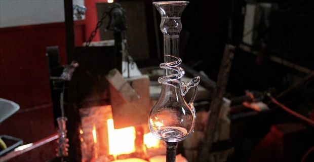 Hollanda'da yaşayan Suriyeli cam üfleme sanatçısı Alkazzaz, "Ulusal Cam Müzesi