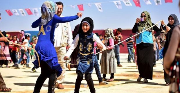 İç savaşın devam ettiği Suriye'de yaşamlarını sürdüren Suriyeliler, yeni yılda
