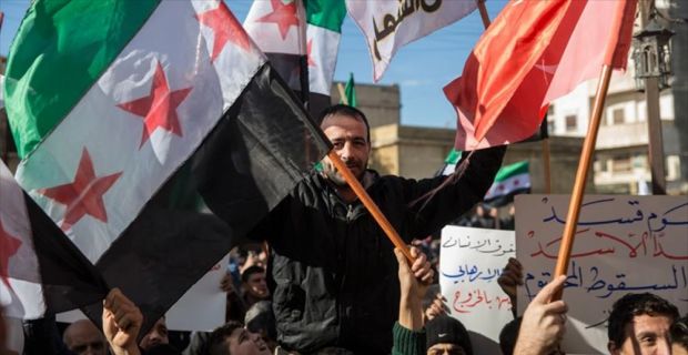 Suriye'nin Türkiye sınırındaki Azez ilçesinde PYD/PKK'yı protesto eden Azez halkı
