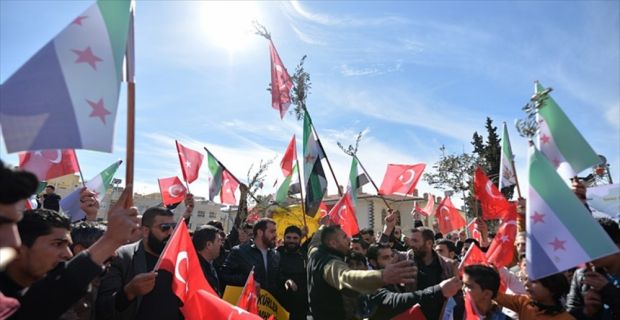 Kilis'te yaşayan bir grup Suriyeli, ellerinde Türk bayrakları ve zeytin