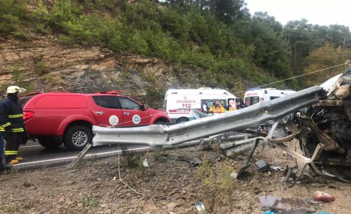 Antalya’nın Akseki ilçesinde içinde Suriyelilerin bulunduğu minibüs şarampole devrildi. Kazada