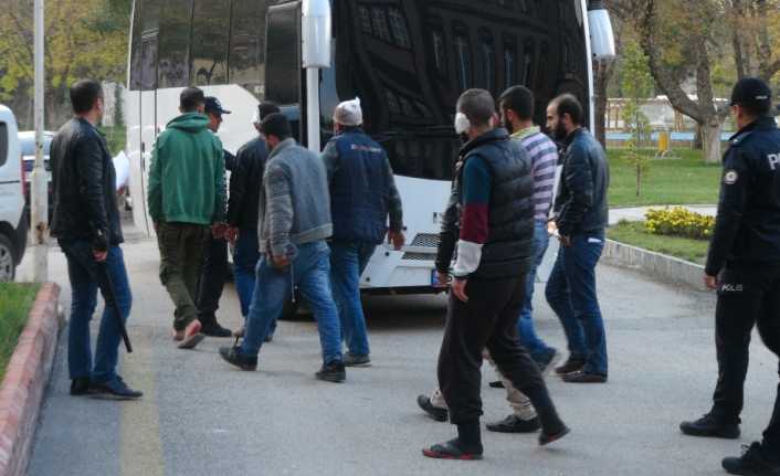 Kahramanmaraş’ın Elbistan ilçesinde Suriyeliler ‘ekmek ve kahve satışı’ yüzünden sokak