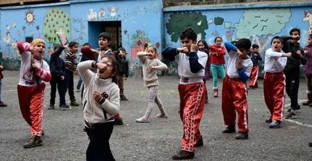 Diyarbakır'ın tarihi Sur ilçesinde yaşayan ve ev ziyaretleri ile aileleri